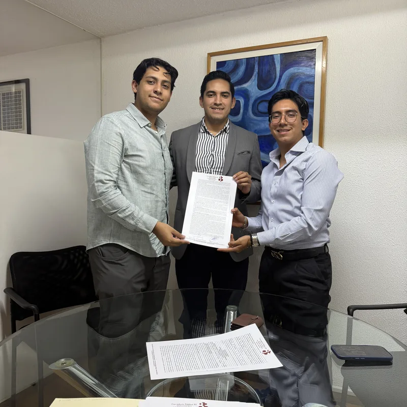 Los tres socios fundadores de Orza Technologies firmando ante notario